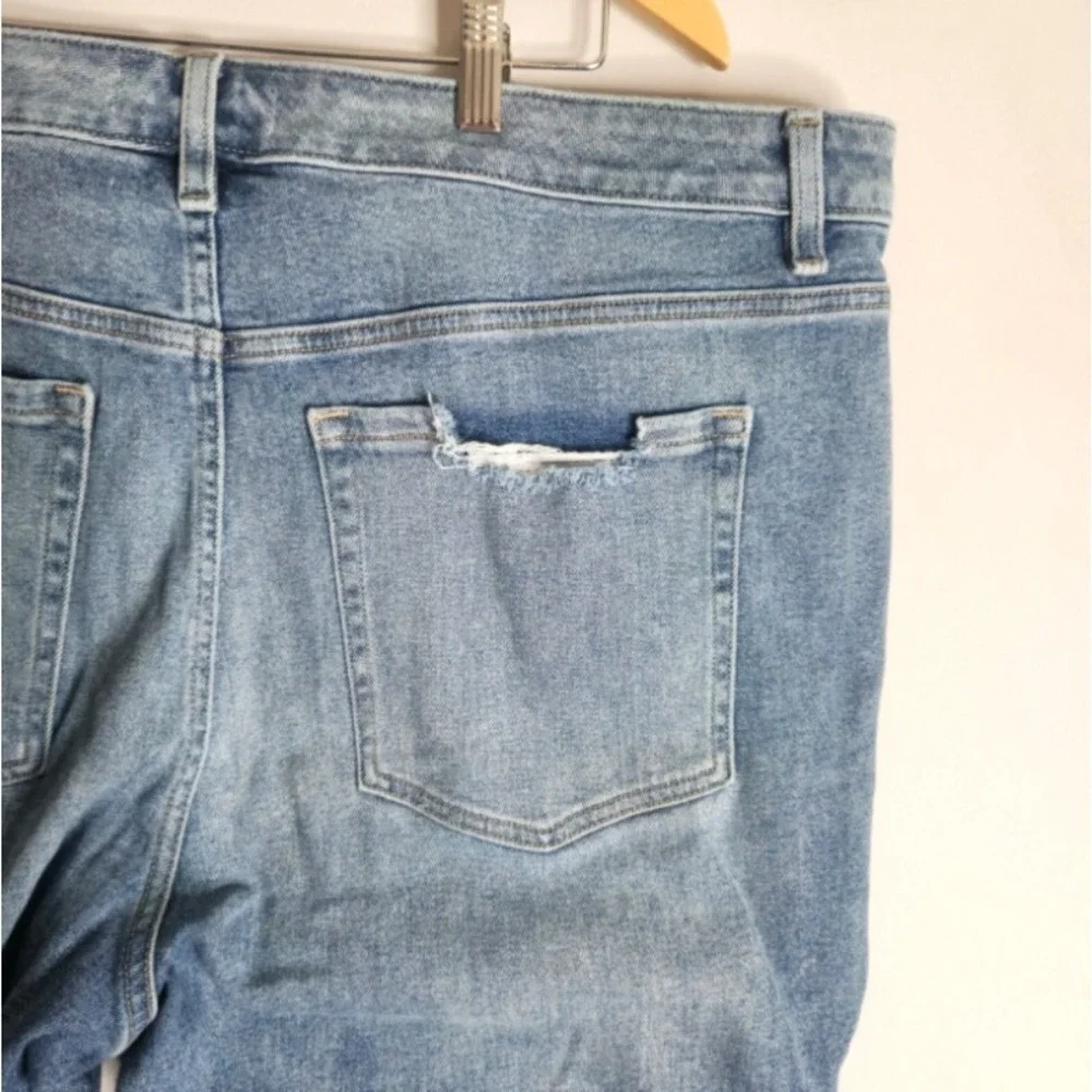 Lane Bryant Womens Distressed Mid-Rise Boyfriend Capri Jeans 22 Flex Magic Waist - Picture 3 of 7